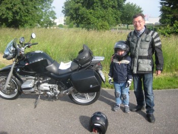 Winfried und Klara in Montur vor der Abfahrt mit dem Motorrad