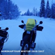 Zwei Motorräder auf einer verschneiten Straße im Dämmerlicht