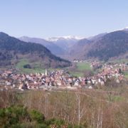 Blick auf ein Städtchen in den Vogesen