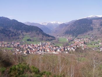 Blick auf ein Städtchen in den Vogesen