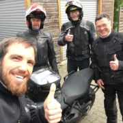 Motorradfahrer bereit für die Tour. Sie halten den Daumen nach oben.