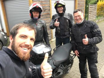 Motorradfahrer bereit für die Tour. Sie halten den Daumen nach oben.