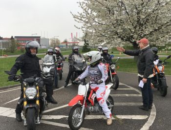 Motorradfahrer*innen bei der Einweisung durch Adolf.
